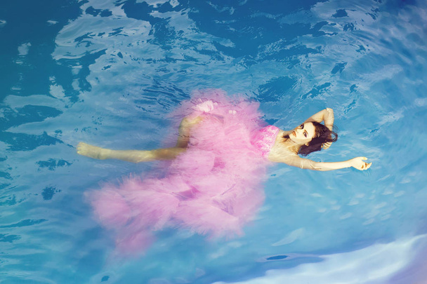 pretty sexy woman in swimming pool - Valokuva, kuva