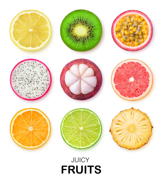 Izolované ovoce plátky. Kousky citronu, kiwi, mučenka, dračí ovoce, mangosteen, grapefruit, pomeranč, limetka a ananas izolovaných na bílém pozadí s ořezovou cestou - Fotografie, Obrázek