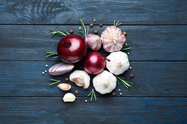 Flat lay composition with garlic and onions on wooden background - Foto, afbeelding