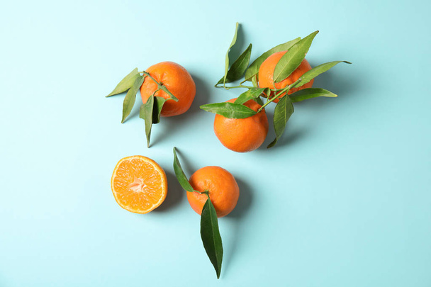 Flat lay composition with ripe tangerines on color background - Foto, Bild