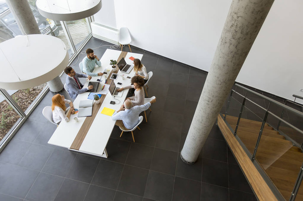 Вид сверху на бизнесменов, работающих в современном офисе
 - Фото, изображение