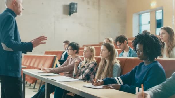 University Professor houdt lezing aan een klas vol met Multi-etnische studenten. Prominente docent heldere jongeren onderwijs. - Video