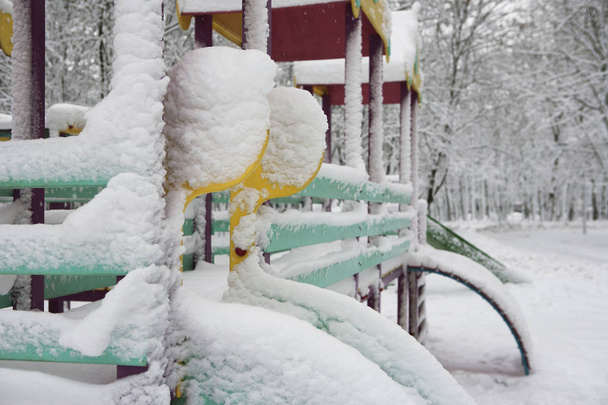 keltainen hevonen lumessa
 - Valokuva, kuva