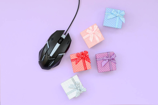 Tietokone hiiri ja paljon lahjapakkauksia violetti tausta. Verkkokaupoissa käsite, internet tilaaminen lahjoja
 - Valokuva, kuva