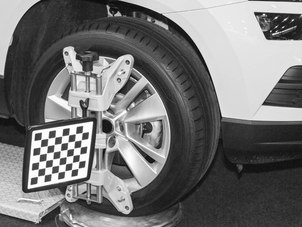 Pyörien kohdistuslaitteet auton korjausasemalla
 - Valokuva, kuva