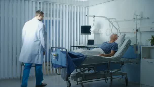 Time-Lapse van de Senior patiënt liggend in Bed in het ziekenhuis geriatrie Ward, artsen en verpleegkundigen doen check-ups. Moderne personeel werkt wonderen op hem weer gezond maken. - Video
