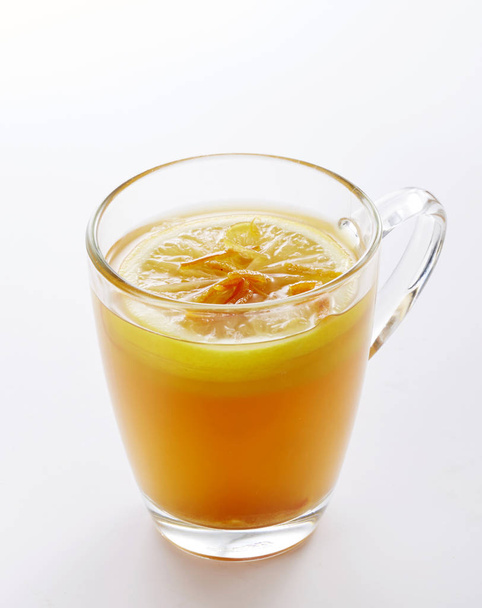 紅茶とレモンと白で隔離スプーンの透明カップ - 写真・画像