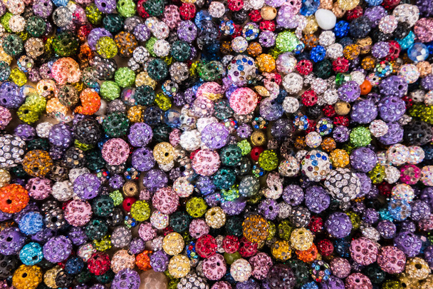Mooie behang achtergrond van kleurrijke sieraden kralen van vele vormen en materialen. - Foto, afbeelding