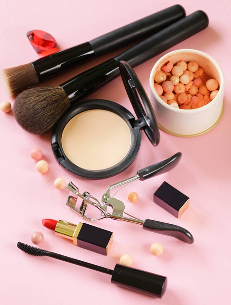 Kosmetik-Set für Make-up (Gesichtspuder, Lippenstift, Mascara-Pinsel)) - Foto, Bild
