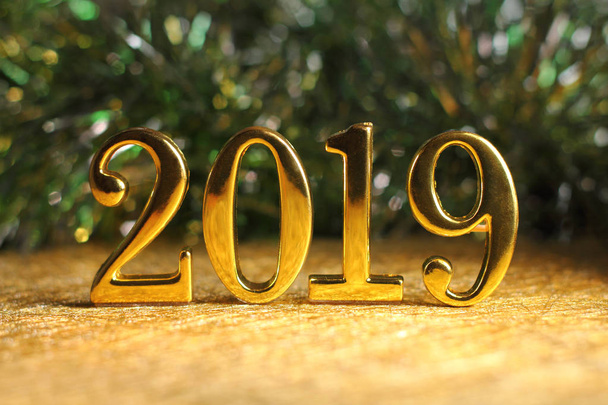 2019-arany számok, szöveg és a dekoráció. Újév az első nap az év a Gergely-naptár. - Fotó, kép
