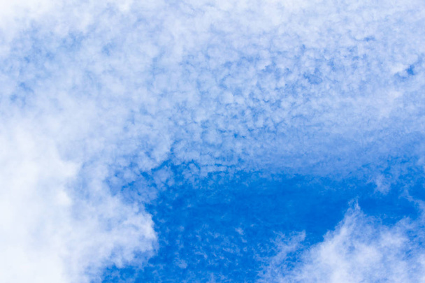 テキストのためのスペースと普通の白い雲と青い空. - 写真・画像