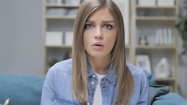 Portrait of Shocked Young Girl Wondering in Awe - Video, Çekim
