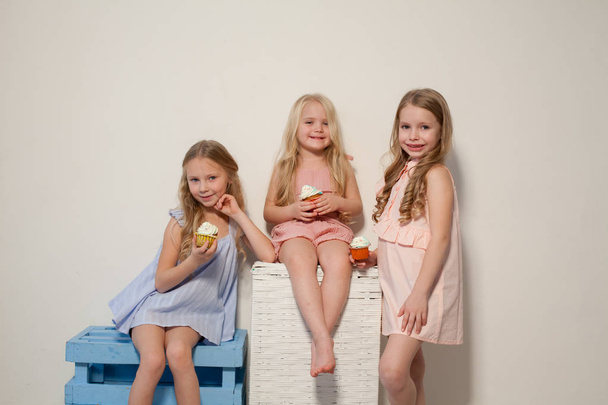 tre amiche sorelle mangiano dolci caramelle lecca lecca
 - Foto, immagini