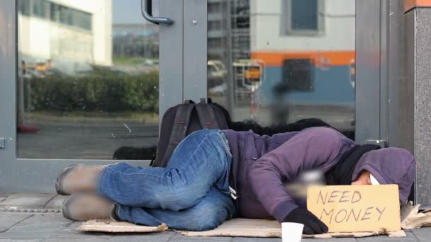 Homem mendigo sem-teto dormindo na rua
 - Filmagem, Vídeo