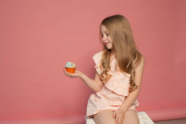 piccola ragazza in mano tiene una caramella dolce torta cupcake
 - Foto, immagini