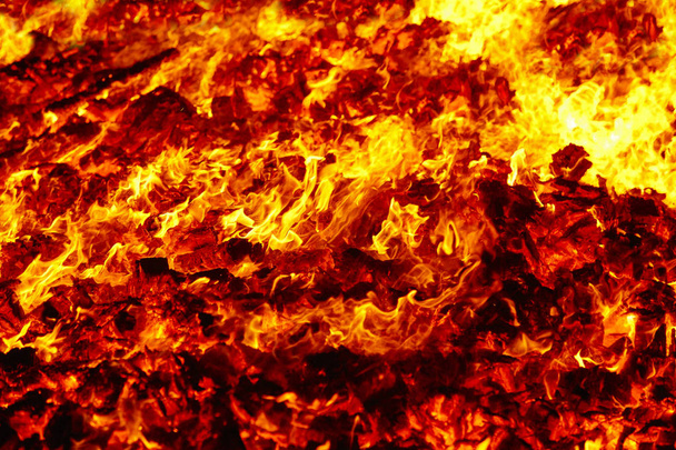 Вогонь. Матеріал розжарювання вулкана. Гарячий вогонь з вугілля. Викиди вуглецю
 - Фото, зображення