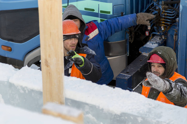 A hidraulikus daru az építkezés jégen város közelében dolgozók - Fotó, kép