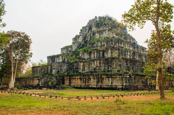 Піраміда комплекс стародавніх Кох Ker, Камбоджа - Фото, зображення