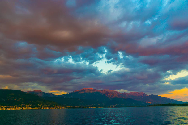 malerischer Blick auf den dramatischen Sonnenuntergang am Himmel von Montenegro - Foto, Bild