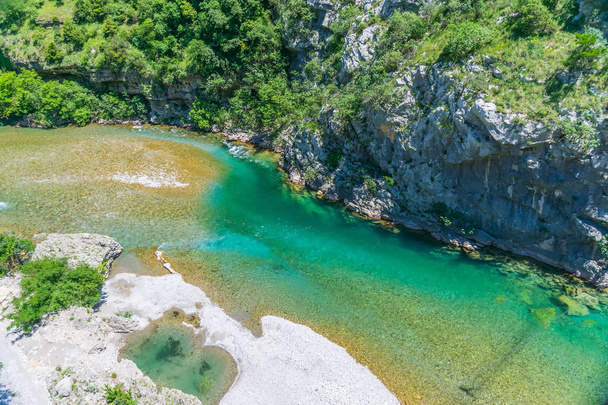 najczystszej wody turkusowy kolor rzeki Moraca płynącej wśród kaniony, Czarnogóra - Zdjęcie, obraz