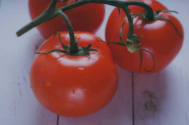 Czerwone, soczyste pomidory na podłoże drewniane, koncepcja: świeże warzywa, zdrowe jedzenie. - Zdjęcie, obraz