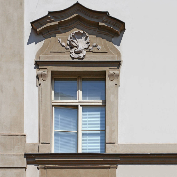 Παράθυρο ενός αρχαίου κτιρίου. Παλιά Πράγα, 2018.  - Φωτογραφία, εικόνα