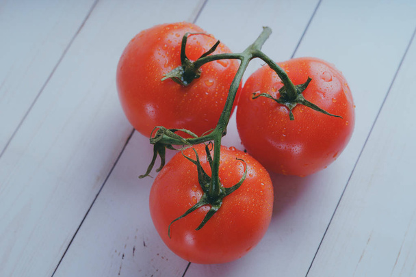Pomodori rossi e succosi su sfondo di legno, concetto: verdure fresche, cibo sano
. - Foto, immagini