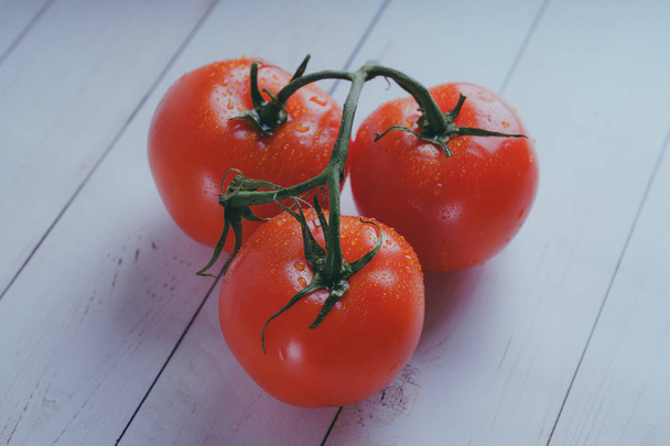 Червоні, соковиті помідори на дерев'яному тлі, концепція: свіжі овочі, здорова їжа
. - Фото, зображення