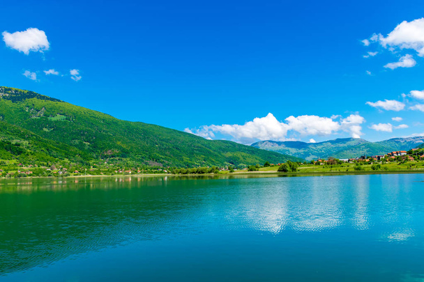 pittoresco lago di montagna nella valle tra le montagne
 - Foto, immagini