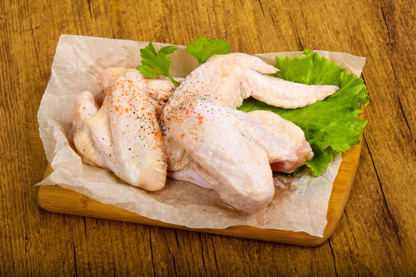 生の鶏の羽料理の準備 - 写真・画像