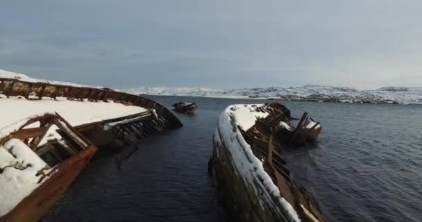 沈没船は、海岸に水にあります。空中撮影冬シーズン - 映像、動画