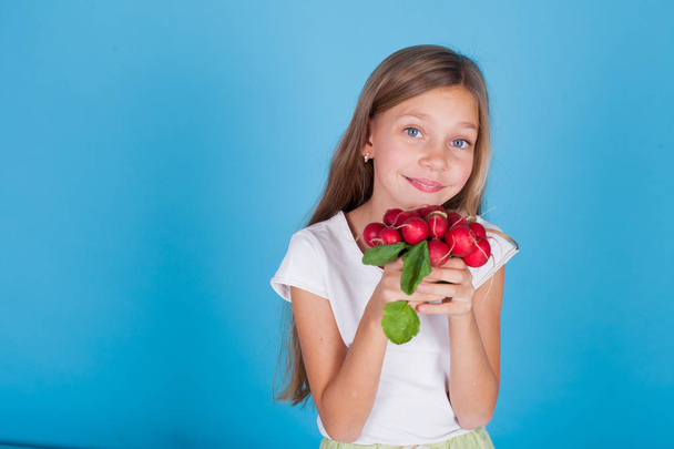 Kleines Mädchen mit frischem Gemüse rote Radieschen - Foto, Bild