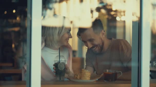 Gelukkige paar in een café - Video