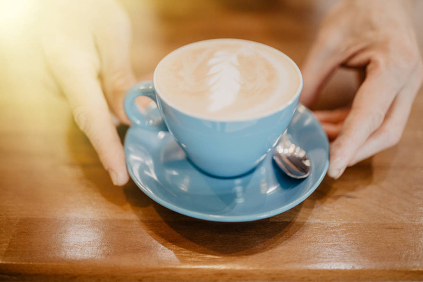 Detail k nepoznání člověka připravuje kávu v modré cup s džbán - Fotografie, Obrázek