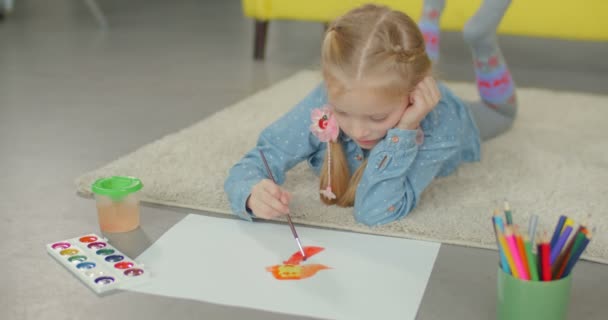 Artist adorable girl painting on the floor - Filmati, video