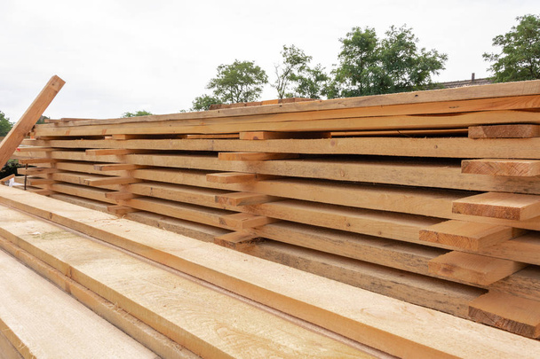 Sciages empilés de pin pour la construction d'habitations
. - Photo, image
