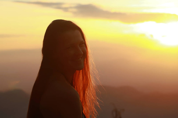 Retrato de hermosa joven sonriente contra la puesta de sol brillante
 - Foto, Imagen