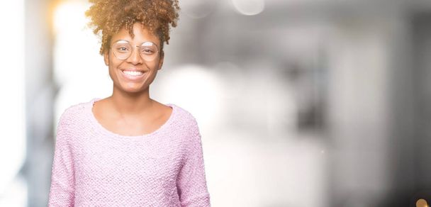 Krásná mladá africká americká žena nosí brýle izolované pozadí s príma úsměvem na tváři. Šťastný člověk. - Fotografie, Obrázek