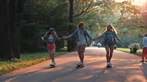 Šťastných mladých lidí skateboardingu - Záběry, video