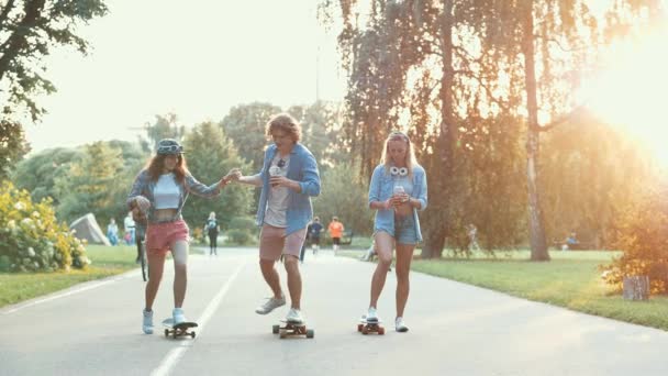 Mladí skateboardisté v letním parku - Záběry, video