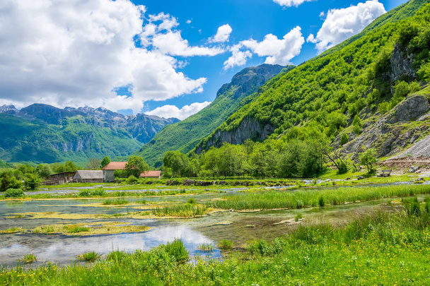 Pohled na slavných pramenů Ali Paša nedaleko pohoří Prokletije - Fotografie, Obrázek