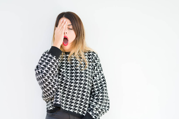 Mladá žena nosí ležérní svetr izolované pozadí zívání unavený, pokrývá polovinu obličeje, oči a ústa rukou. Tvář bolí bolí. - Fotografie, Obrázek