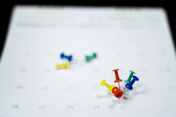 Soft focus- close up calendario con spilli per promemoria e scadenza, appuntamenti Importante, organizzare per la gestione del tempo, e la gestione delle riunioni per prevenire errori nella pianificazione di compiti importanti
 - Foto, immagini