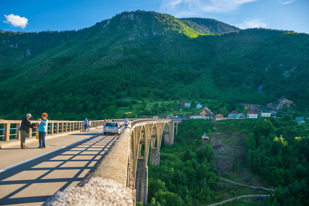 Μαυροβούνιο - 29 Μαΐου 2017: Τουρίστες περπάτημα στη γέφυρα Djurdjevic - Φωτογραφία, εικόνα