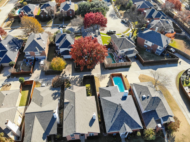Bovenaanzicht residentiële huizen met zwembad en kleurrijke vallen gebladerte suburban Dallas, Texas, Usa. Recht naar beneden kijken zoals satelliet-stijl. - Foto, afbeelding