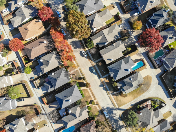Το Top view κατοικημένες κατοικίες με πισίνα και πολύχρωμα πτώση φύλλωμα προαστιακό Ντάλας, Τέξας, ΗΠΑ. Ευθεία προς τα κάτω βλέμμα όπως δορυφορική στυλ. - Φωτογραφία, εικόνα