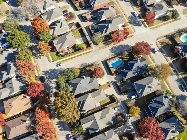 Вид сверху жилых домов с бассейном и цветной осенней листвы пригороде Далласа, Техас, США. Прямой взгляд, как спутник
. - Фото, изображение