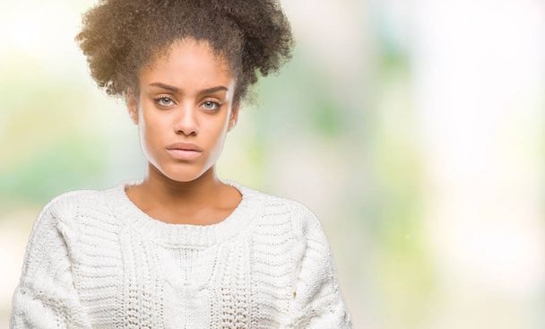 Mladá afro americký žena nosí zimní svetr přes izolované pozadí skeptik a nervózní, nesouhlasným výrazem na tváři s překřížením rukou. Negativní osoba. - Fotografie, Obrázek