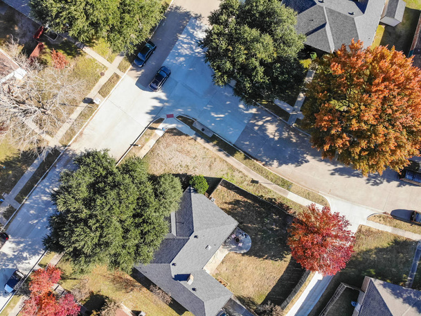 Vista aérea barrio residencial con colorido follaje de otoño suburbano Dallas, Texas, EE.UU.. Mirada recta hacia abajo como estilo de satélite
. - Foto, Imagen