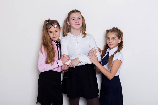 drei Mädchen Schulmädchen in Brille Unterricht in der Schule - Foto, Bild